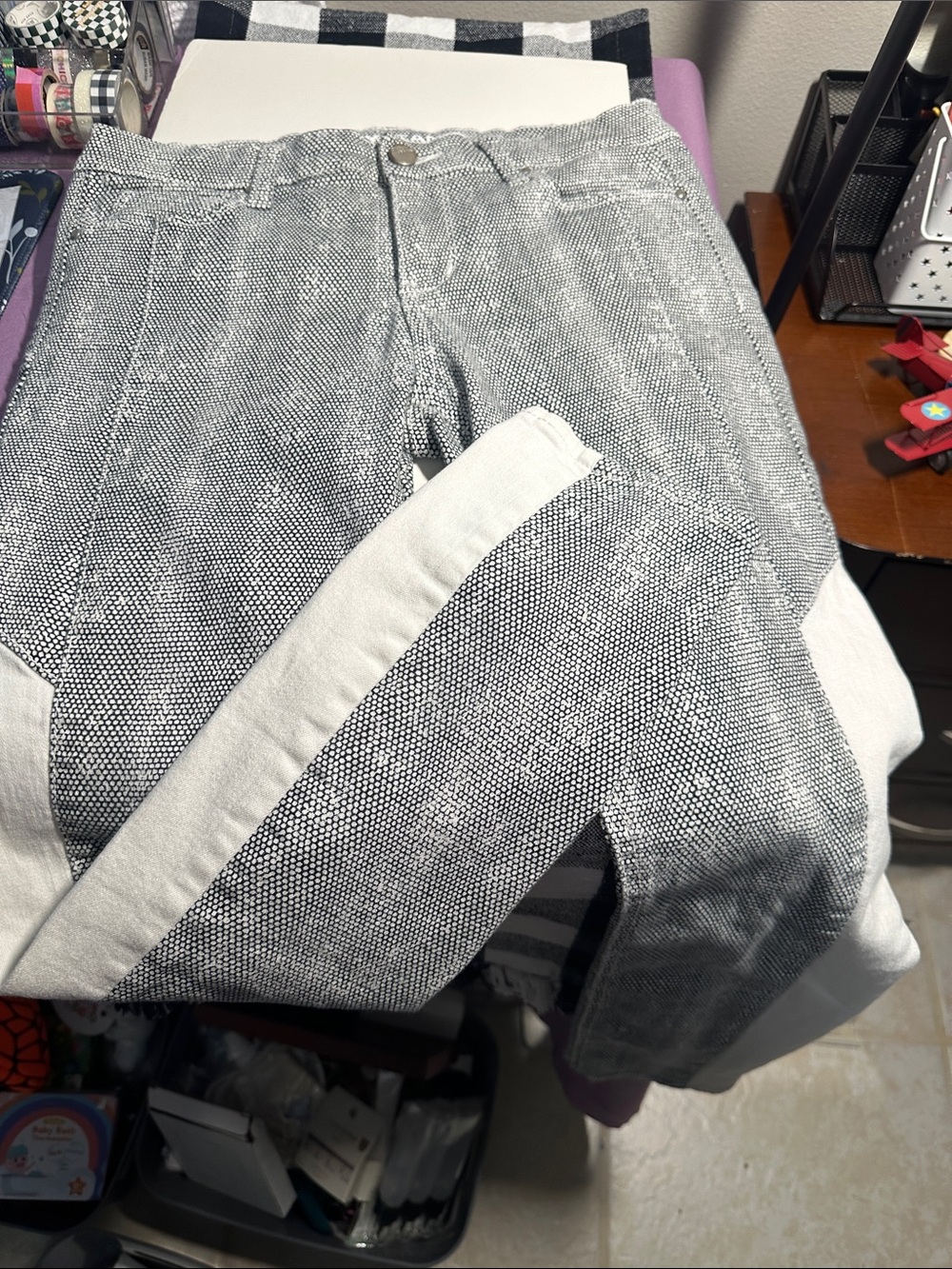 Womens Gray Patterned Jeans with White Accent by DKNY Jeans Sz 4